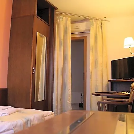 Zámecký Zlatý Orel Hotel 3*